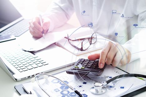 Foto: Arzt arbeitet am Laptop